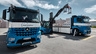 Logistik 2 LKW werden unter blauem Himmel mit Gabelstapler beladen Juni 2021