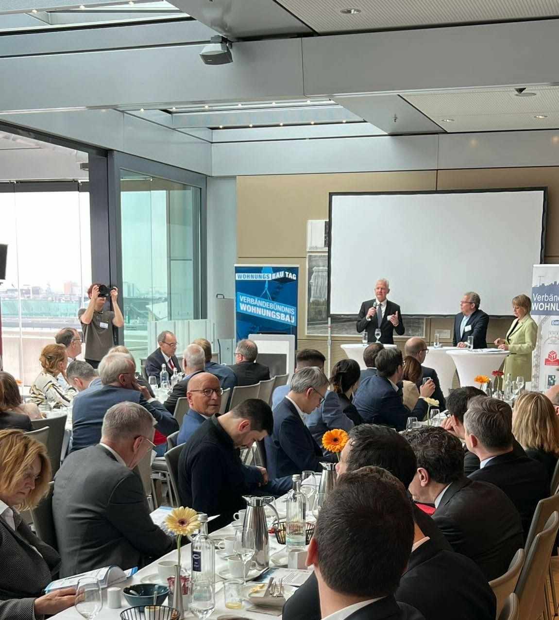 Dr. Hannes Zapf übergibt MdB Ralph Edelhäuser (CSU) die aktuelle ...